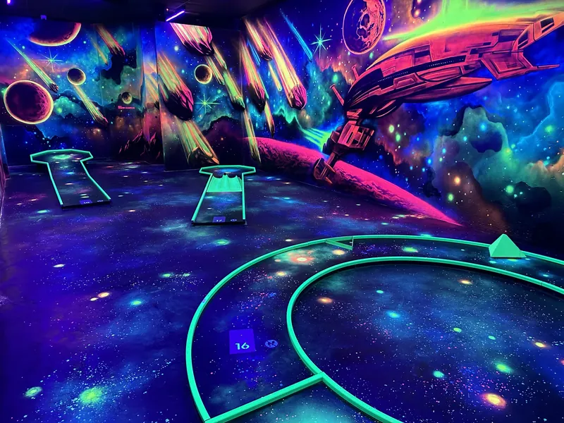 Schwarzlicht-Minigolfbahn in der Astronautenwelt im Moonlight Minigolf Duisburg