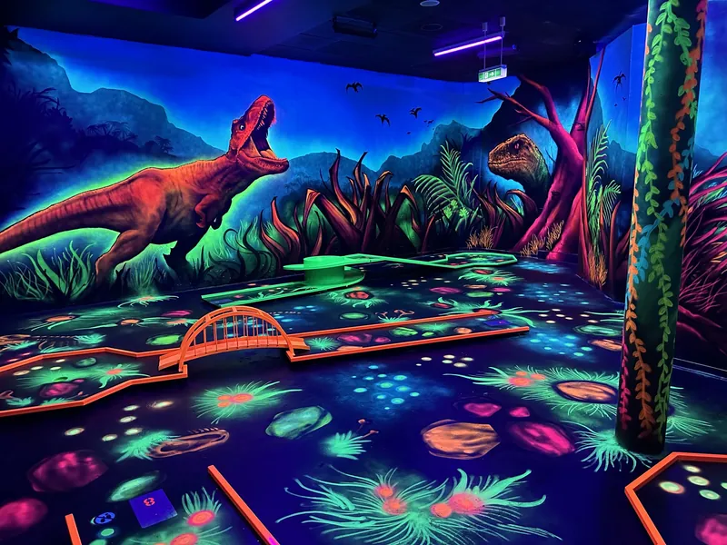 Schwarzlicht-Minigolfbahn in der Dinosaurierwelt im Moonlight Minigolf Duisburg