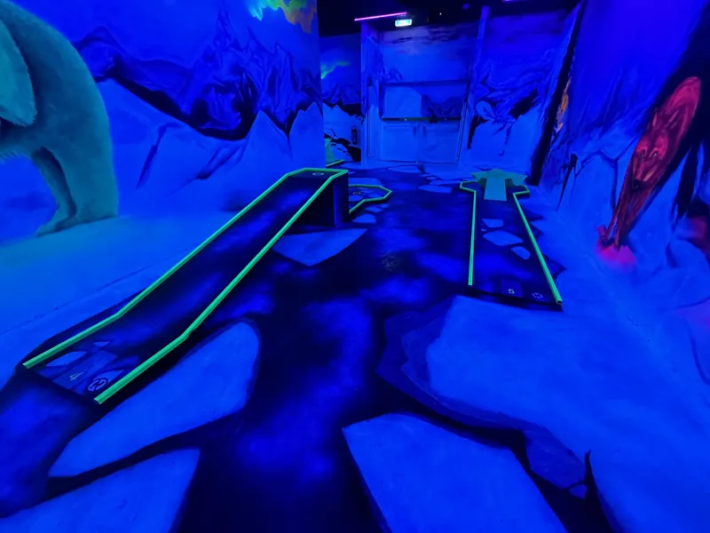 Schwarzlicht-Minigolfbahn in der Eiswelt im Moonlight Minigolf Duisburg
