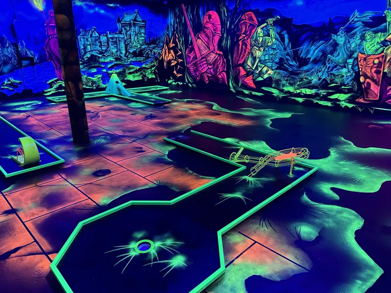 Schwarzlicht-Minigolfbahn in der Ritterwelt im Moonlight Minigolf Duisburg