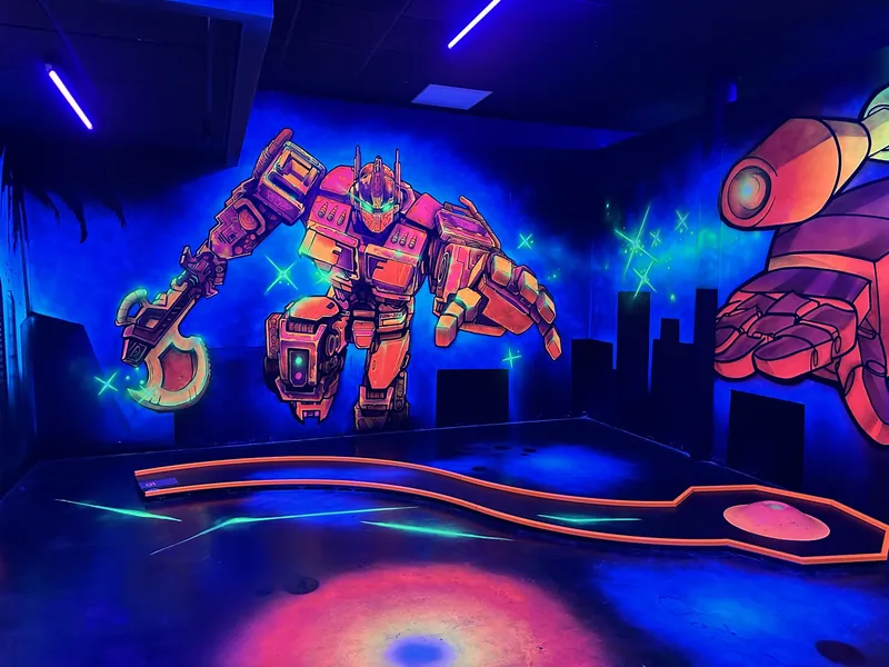 Schwarzlicht-Minigolfbahn in der Transformers im Moonlight Minigolf Duisburg
